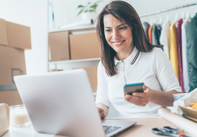 Entrepreneur gérant les ventes en ligne et le traitement des commandes dans le cadre de la croissance d’une petite entreprise.