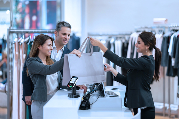 Client recevant son achat en magasin