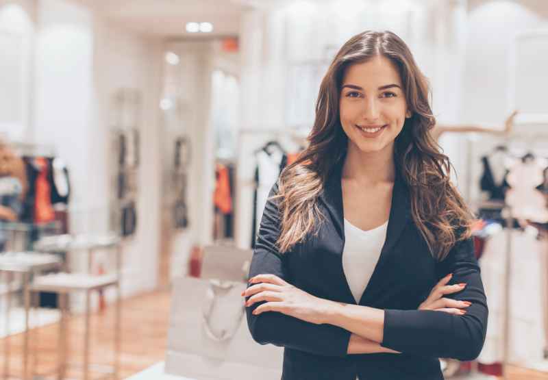 Employé de magasin debout dans un commerce
