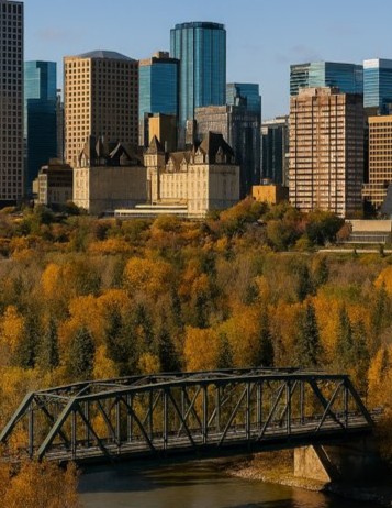 La silhouette du centre-ville d’Edmonton, en Alberta, surplombant la vallée de la rivière Saskatchewan Nord à l’automne.