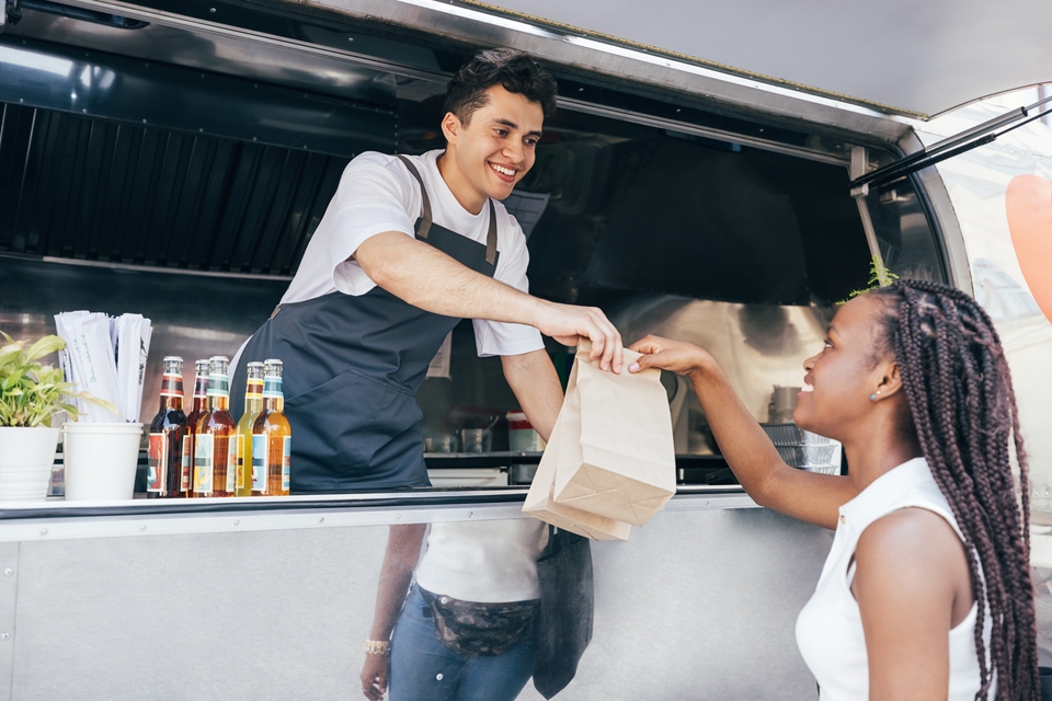 Employé remettant de la nourriture à un client.